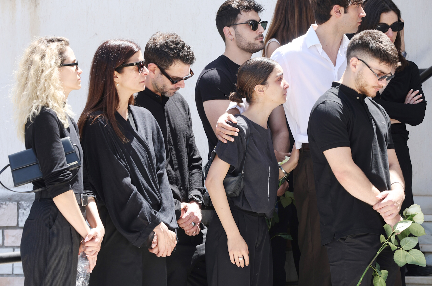 Κηδεία Νίκου Γαλανού: Η συγκινητική στιγμή που το καστ της «Γης της ελιάς» αποχαιρέτησε τον αγαπημένο τους συνάδελφο 23 Οι πρωταγωνιστές της σειράς «Η γη της ελιάς»