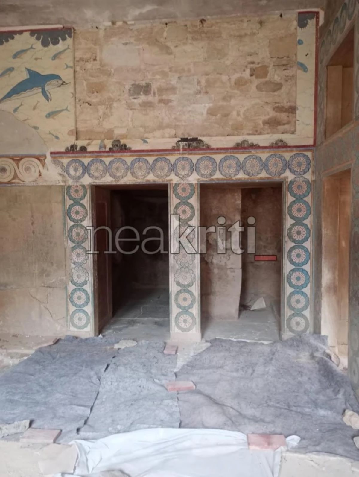 Κνωσός: Αγανάκτηση μετά την καταστροφή της εμβληματικής τοιχογραφίας δελφινιών στο μινωικό ανάκτορο 4 Σοκ και θλίψη από την εικόνα της κατάρρευσης στην Κνωσσό