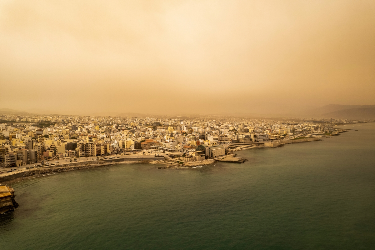«Πνίγηκε» από την αφρικανική σκόνη το Ηράκλειο: Έπεσαν 21 κιλά ανά στρέμμα, στα όρια της λειψυδρίας η πόλη 4 Αφρικανική σκόνη