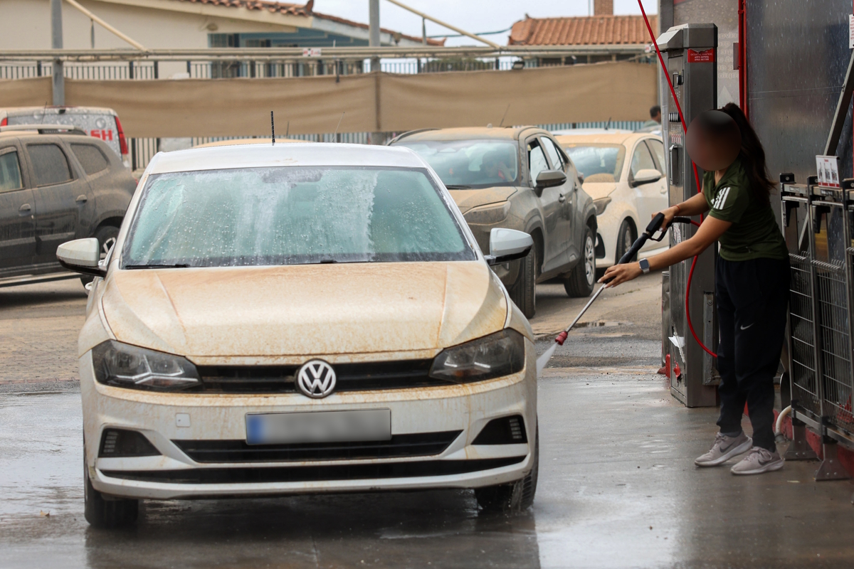 «Πνίγηκε» από την αφρικανική σκόνη το Ηράκλειο: Έπεσαν 21 κιλά ανά στρέμμα, στα όρια της λειψυδρίας η πόλη 3 Αυτοκίνητο