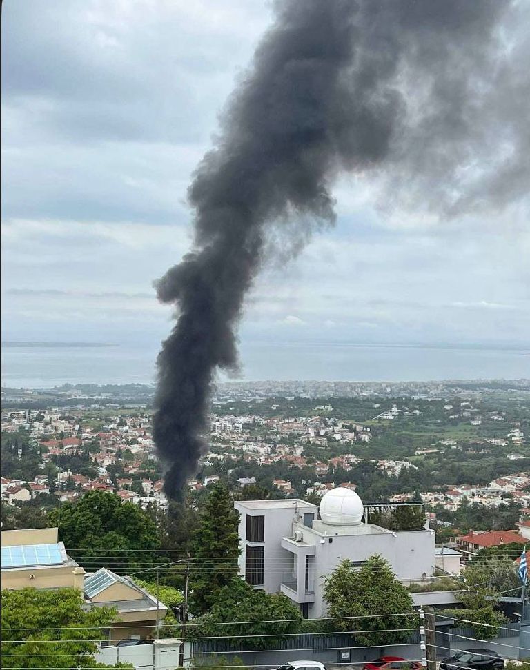 Θεσσαλονίκη: Λεωφορείο τυλίχθηκε στις φλόγες εν κινήσει – Επιβάτες εγκατέλειψαν εσπευσμένα το όχημα όταν άρχισαν να βγαίνουν καπνοί 2 Μαύρος καπνός από τη φωτιά στο λεωφορείο