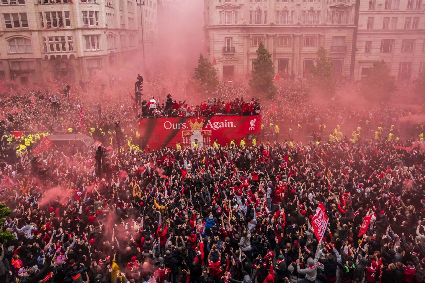 Λίβερπουλ: Τουλάχιστον 27 τραυματίες στην παρέλαση της ομάδας όταν αυτοκίνητο έπεσε σε οπαδούς – Πώς το εορταστικό κλίμα μετατράπηκε σε τραγωδία 3 Λίβερπουλ: Τουλάχιστον 27 τραυματίες στην παρέλαση της ομάδας όταν αυτοκίνητο έπεσε σε οπαδούς – Πώς το εορταστικό κλίμα μετατράπηκε σε τραγωδία
