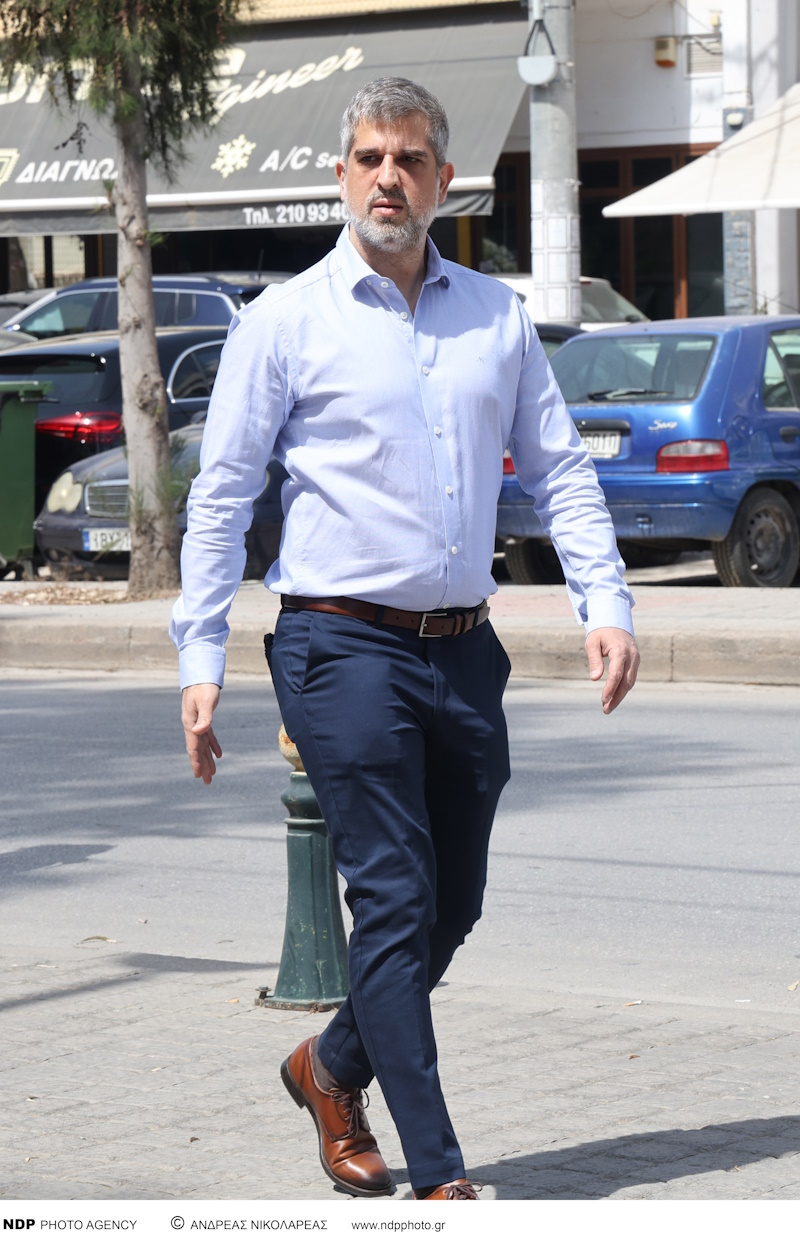 Αχιλλέας Θεοφίλου: Γιάννης Πάριος, Γιώργος Νταλάρας, Χάρις Αλεξίου και άλλοι καλλιτέχνες είπαν το τελευταίο «αντίο» 12 Ο γιος της Χάρις Αλεξίου και του Αχιλλέα Θεοφίλου, Μάνος Θεοφίλου