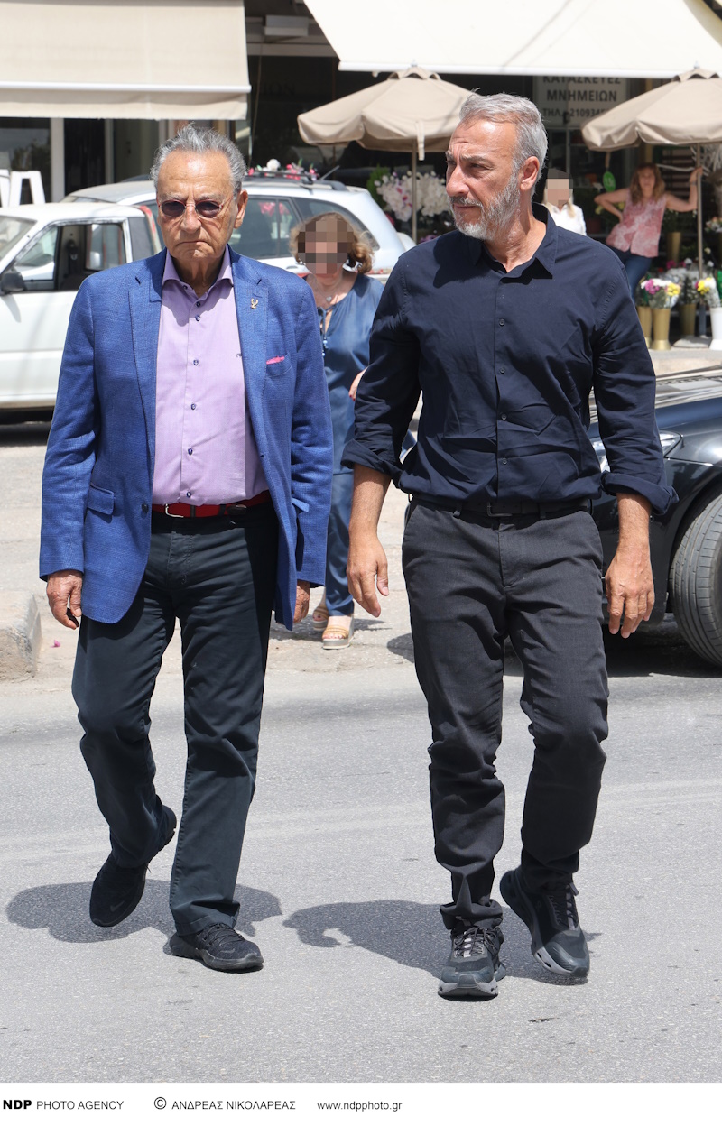 Αχιλλέας Θεοφίλου: Γιάννης Πάριος, Γιώργος Νταλάρας, Χάρις Αλεξίου και άλλοι καλλιτέχνες είπαν το τελευταίο «αντίο» 15 Μάκης Μάτσας - Μίνως Μάτσας