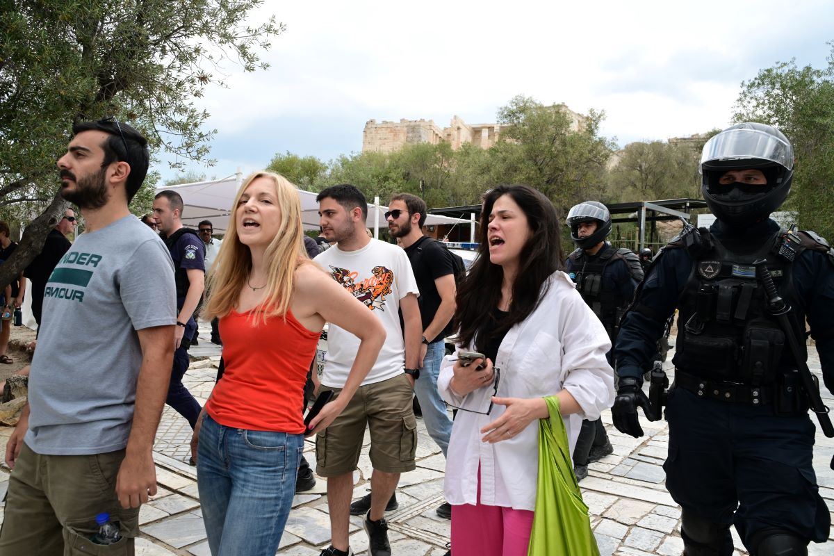 Νέα Αριστερά: Αστυνομική επέμβαση σε μέλη του κόμματος που επιχείρησαν να υψώσουν παλαιστινιακή σημαία στην πύλη της Ακρόπολης 4 Μέλη της Νέας Αριστεράς προσήχθησαν από την αστυνομία στην Ακρόπολη