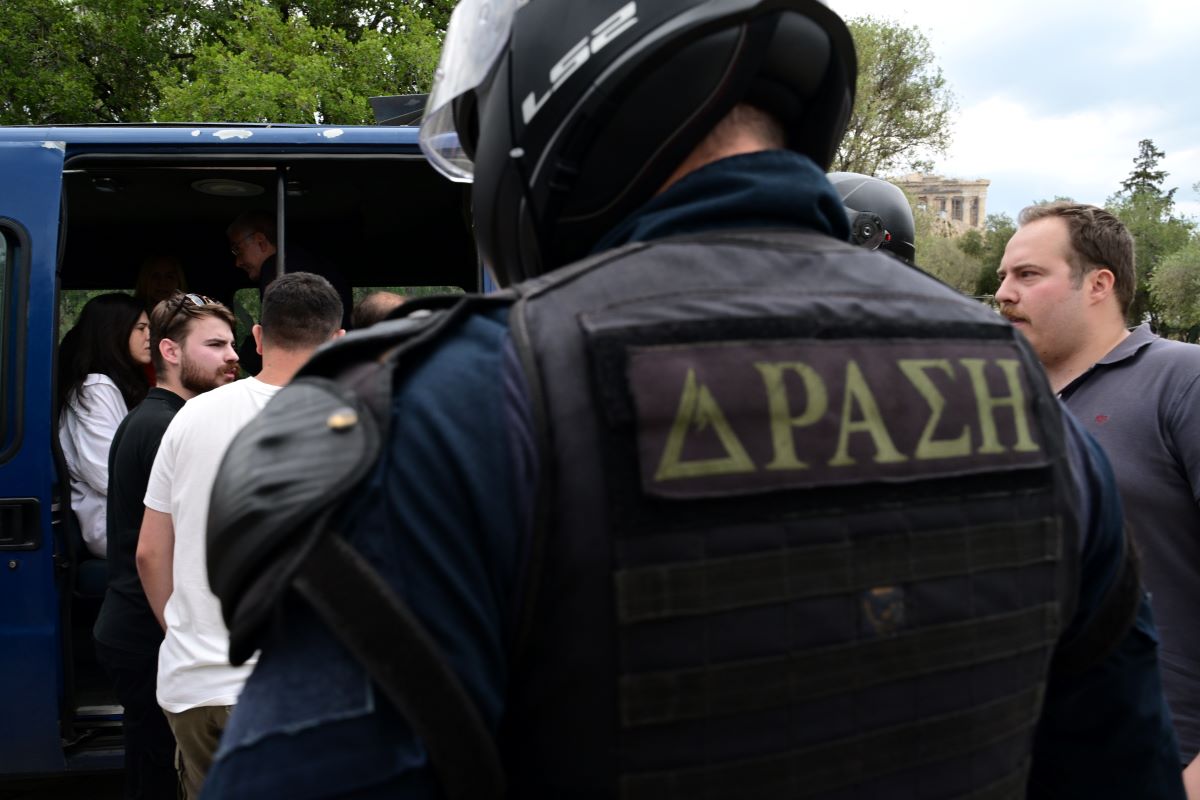 Νέα Αριστερά: Αστυνομική επέμβαση σε μέλη του κόμματος που επιχείρησαν να υψώσουν παλαιστινιακή σημαία στην πύλη της Ακρόπολης 5 Προσαγωγές μελών της Νέας Αριστεράς από την αστυνομία