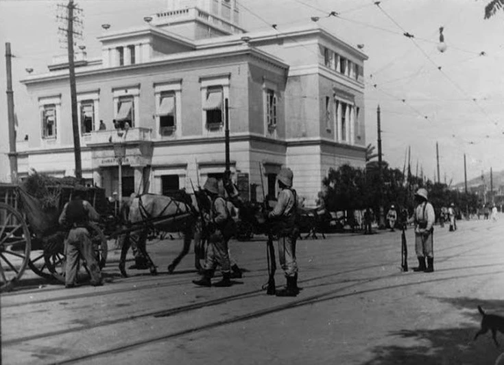 Όταν οι συμμαχικές δυνάμεις εισέβαλαν με 3.000 στρατιώτες στο Φάληρο για να κατακτήσουν την Αθήνα 10 Όταν οι συμμαχικές δυνάμεις εισέβαλαν με 3.000 στρατιώτες στο Φάληρο για να κατακτήσουν την Αθήνα