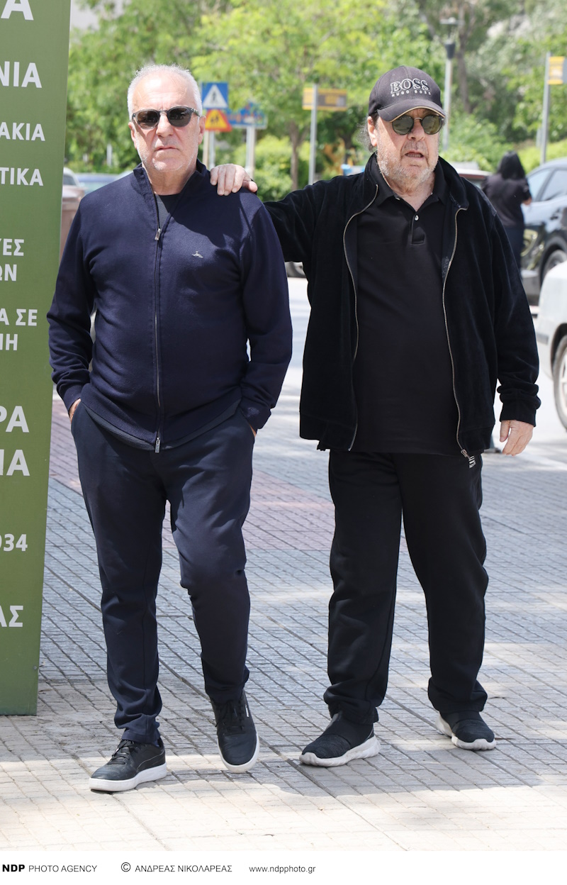 Αχιλλέας Θεοφίλου: Γιάννης Πάριος, Γιώργος Νταλάρας, Χάρις Αλεξίου και άλλοι καλλιτέχνες είπαν το τελευταίο «αντίο» 14 Γιάννης Πάριος