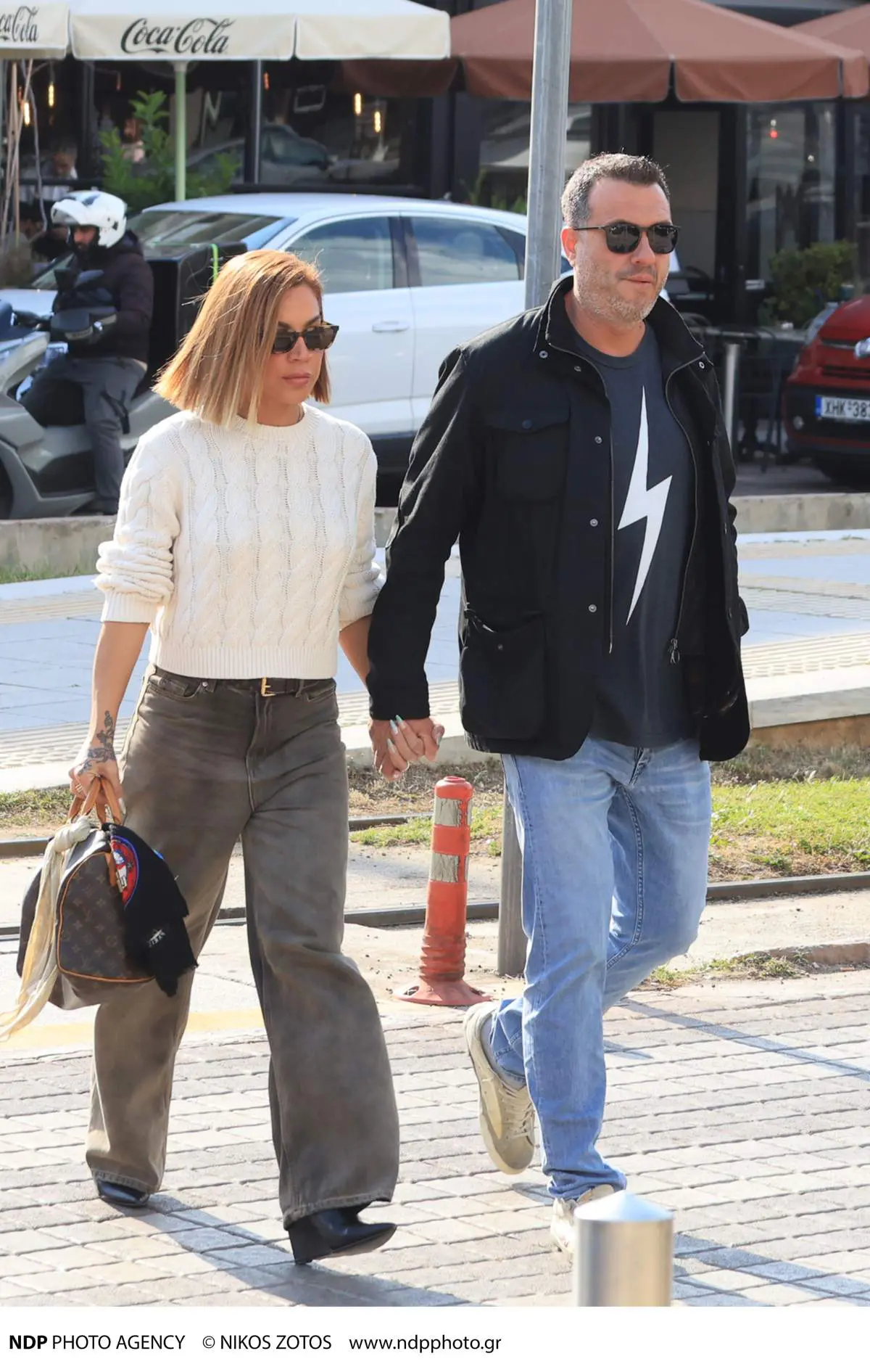 Η Μαριάντα Πιερίδη και ο Πάνος Ιωάννου χέρι χέρι στη Γλυφάδα αμέριμνοι