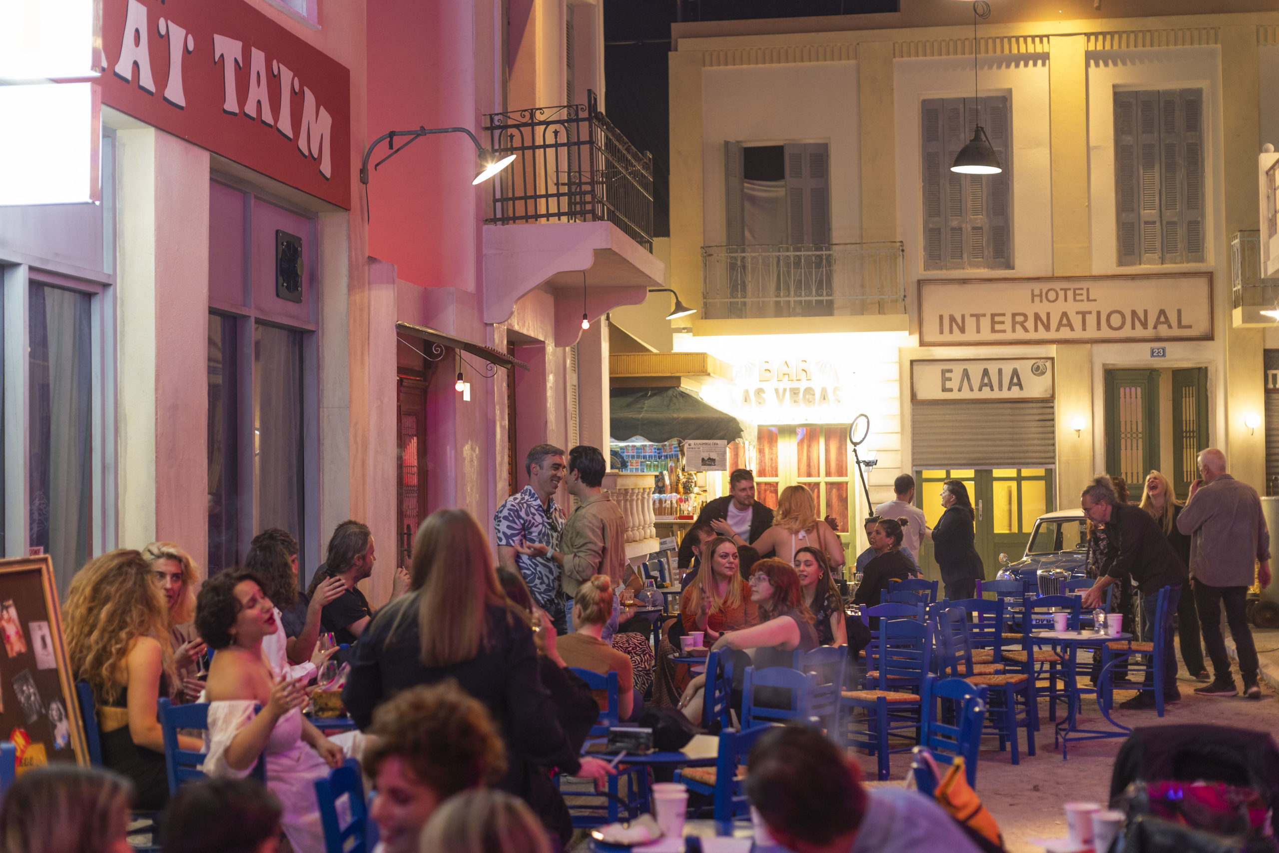 «Porto Leone: Περιπλάνηση στη θρυλική γειτονιά με τα κόκκινα φανάρια» – Μια βραδιά στο καμπαρέ Porto Leone στην Τρούμπα των 60΄s