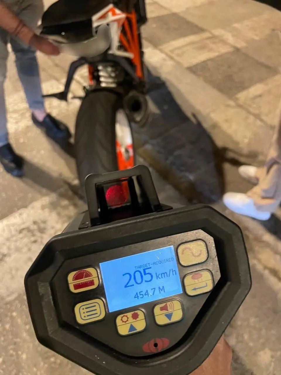 Οδηγός μηχανής καταγράφηκε με ιλιγγιώδη ταχύτητα 205 χλμ στη λεωφόρο Βουλιαγμένης και συνελήφθη – Η ένδειξη του ραντάρ 2 Η ένδειξη του ραντάρ με την ταχύτητα της μηχανής