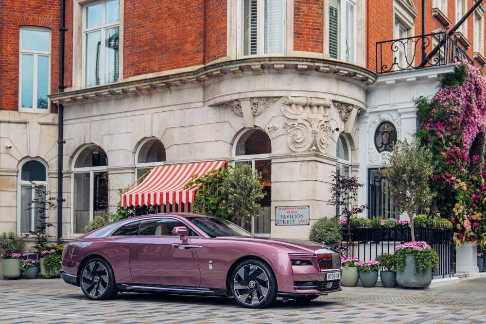 Εντυπωσιάζει η Rolls-Royce Spectre Velvet Orchid