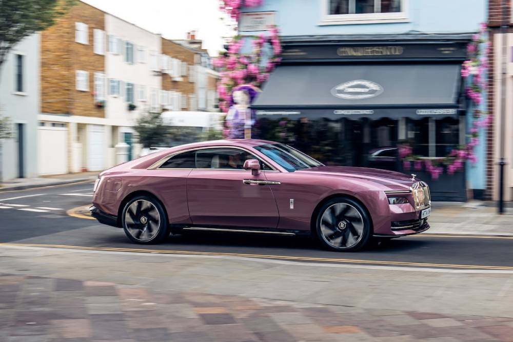 Εντυπωσιάζει η Rolls-Royce Spectre Velvet Orchid