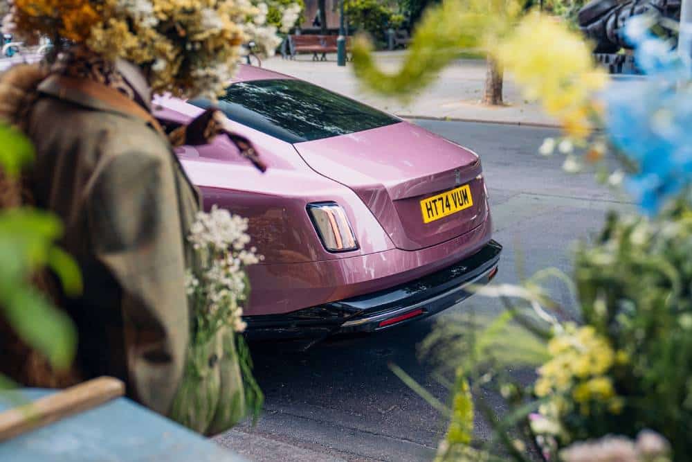 Εντυπωσιάζει η Rolls-Royce Spectre Velvet Orchid