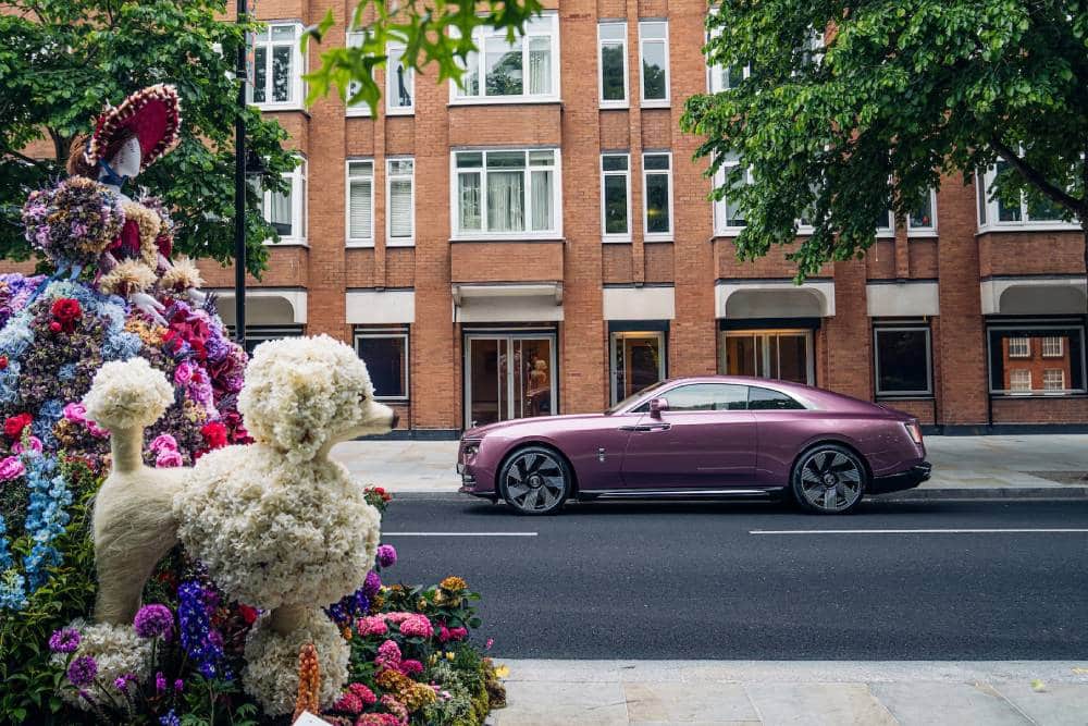 Εντυπωσιάζει η Rolls-Royce Spectre Velvet Orchid