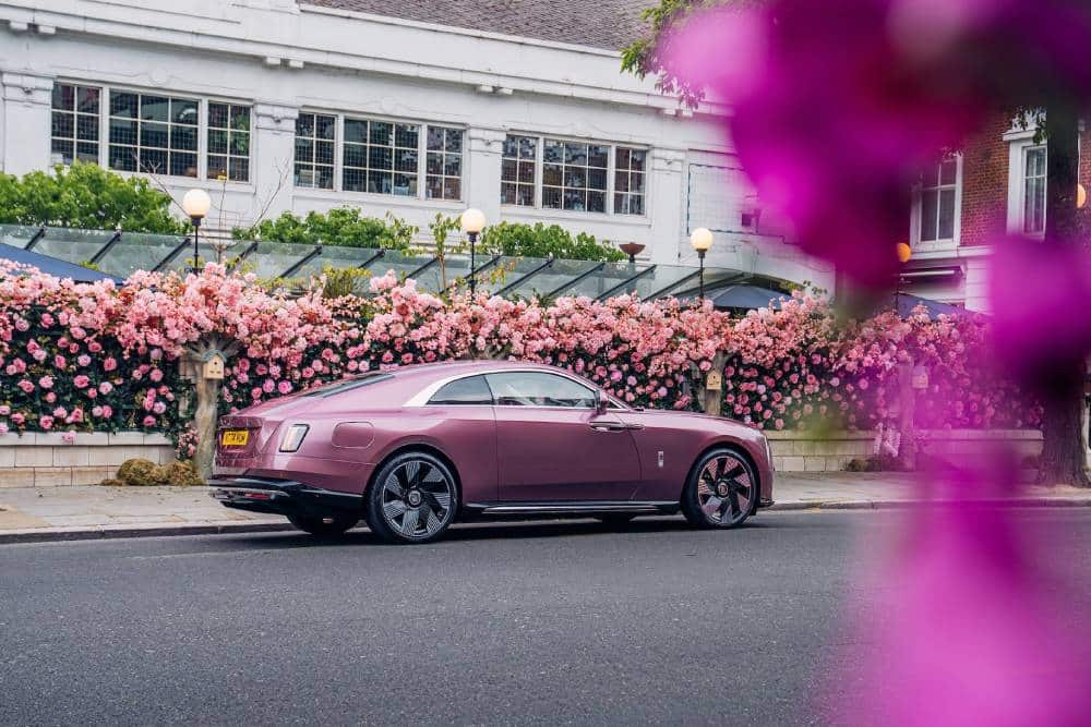 Εντυπωσιάζει η Rolls-Royce Spectre Velvet Orchid