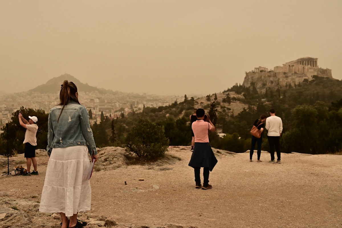 Καιρός: Η αφρικανική σκόνη "πνίγει" την Αθήνα – Μυστηριώδες τοπίο η Ακρόπολη, ο Λυκαβηττός και η παραλιακή 7 Αφρικανική σκόνη