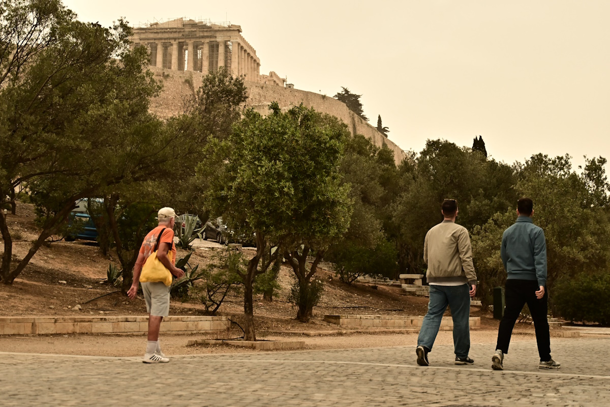 Καιρός: Η αφρικανική σκόνη "πνίγει" την Αθήνα – Μυστηριώδες τοπίο η Ακρόπολη, ο Λυκαβηττός και η παραλιακή 8 Απόκοσμη εικόνα από το κέντρο της Αθήνας
