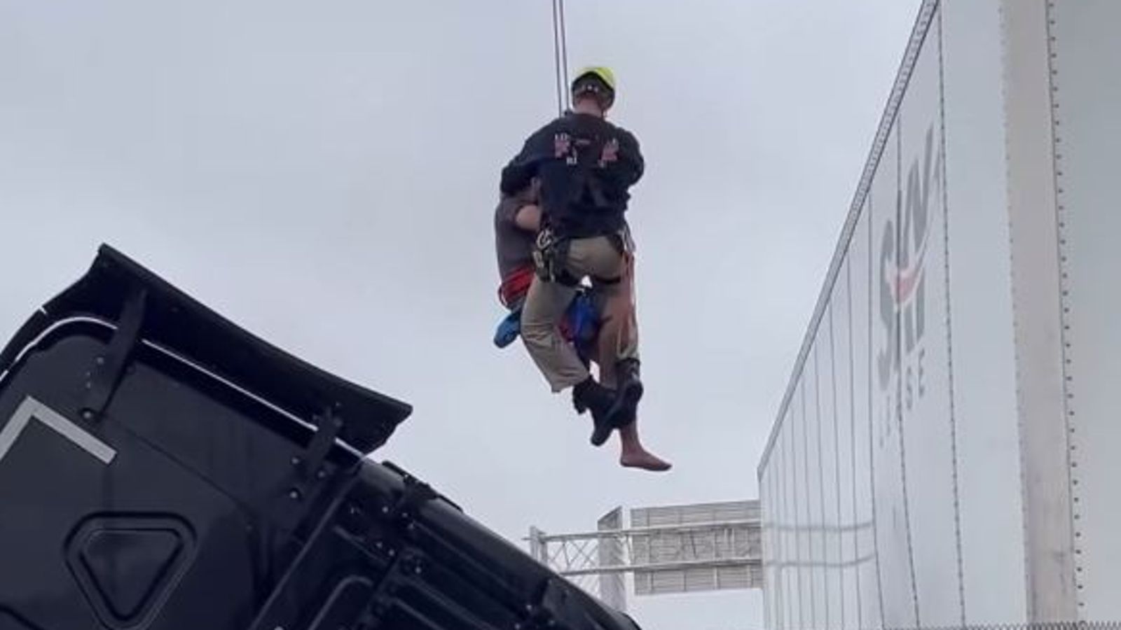 «Δεν θέλω να πεθάνω»: Συγκλονιστικές στιγμές αγωνίας για οδηγό παγιδευμένο σε φορτηγό που αιωρούνταν από γέφυρα – Το ηχητικό της κλήσης του στην Άμεση Δράση