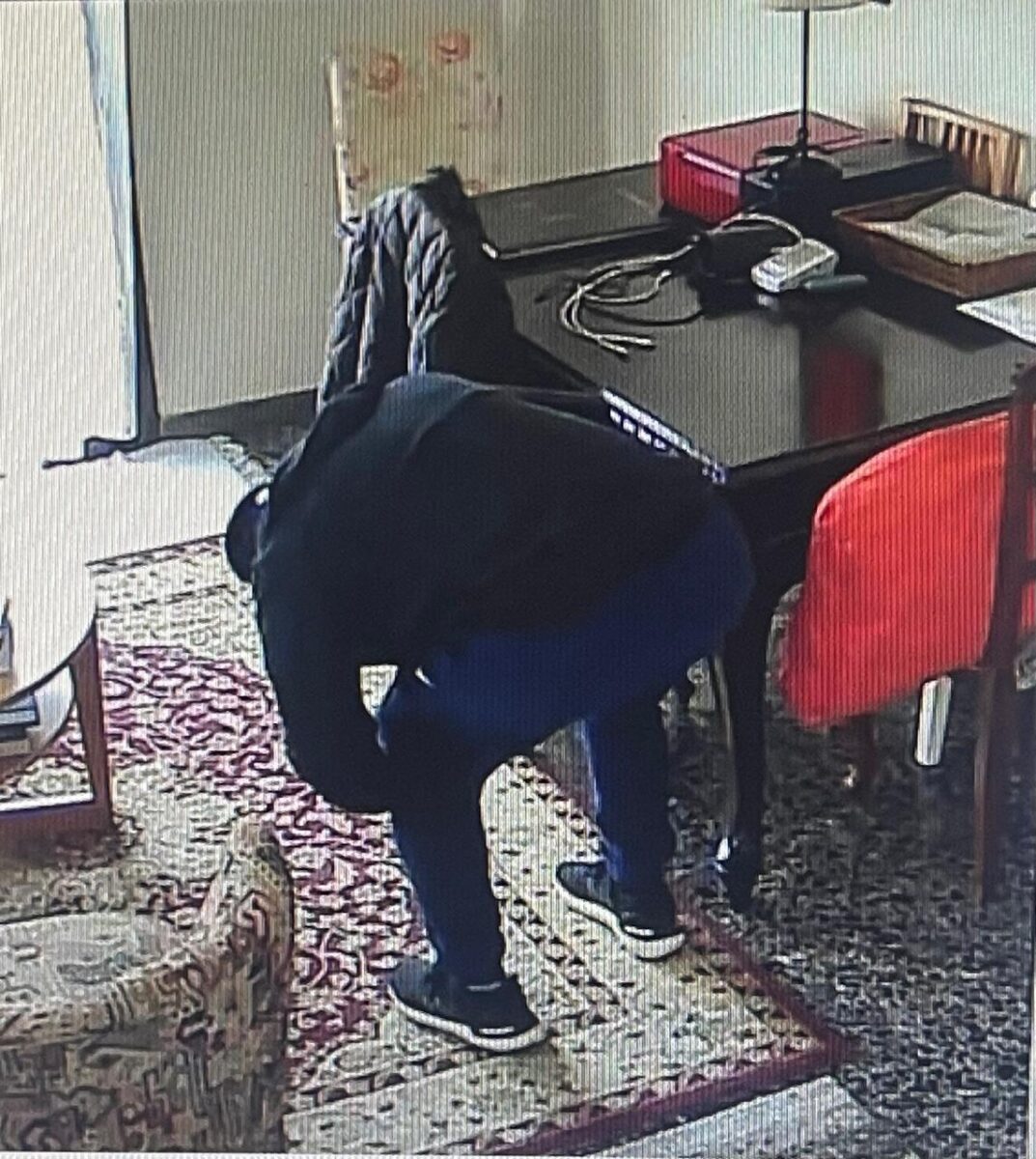 Χειροπέδες σε συμμορία ζευγαριών με πολυτελή οχήματα που λεηλατούσε κατοικίες στην Αττική – Βίντεο και φωτογραφίες από τη δράση τους