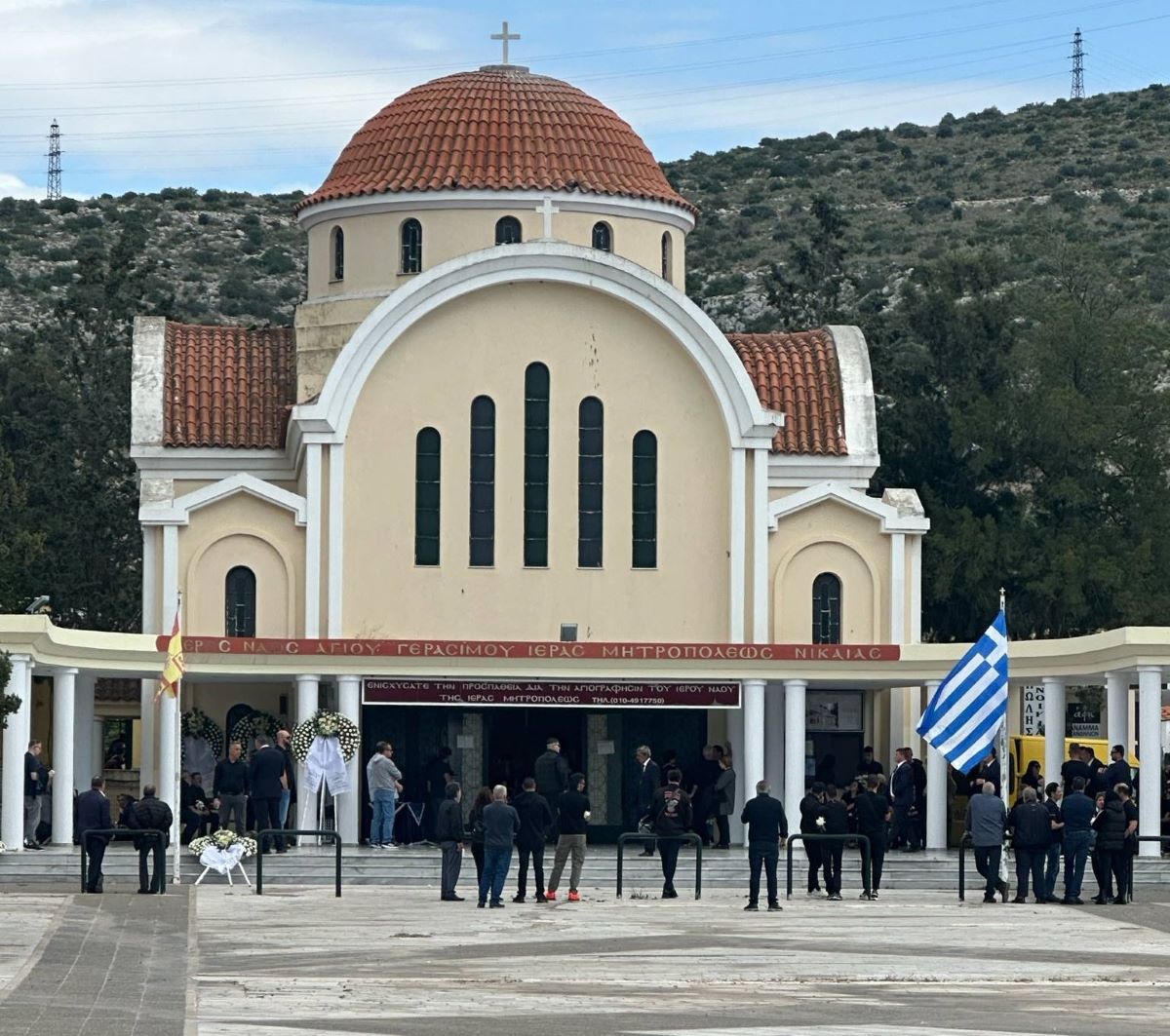 Συγκλονιστικές σκηνές στην κηδεία του 43χρονου που βρέθηκε απαγχονισμένος στο Κερατσίνι – Κατέρρευσαν η γυναίκα και ο αδερφός του 3 Συγγενείς και φίλοι «αποχαιρέτησαν» τον 43χρονο Σπύρο