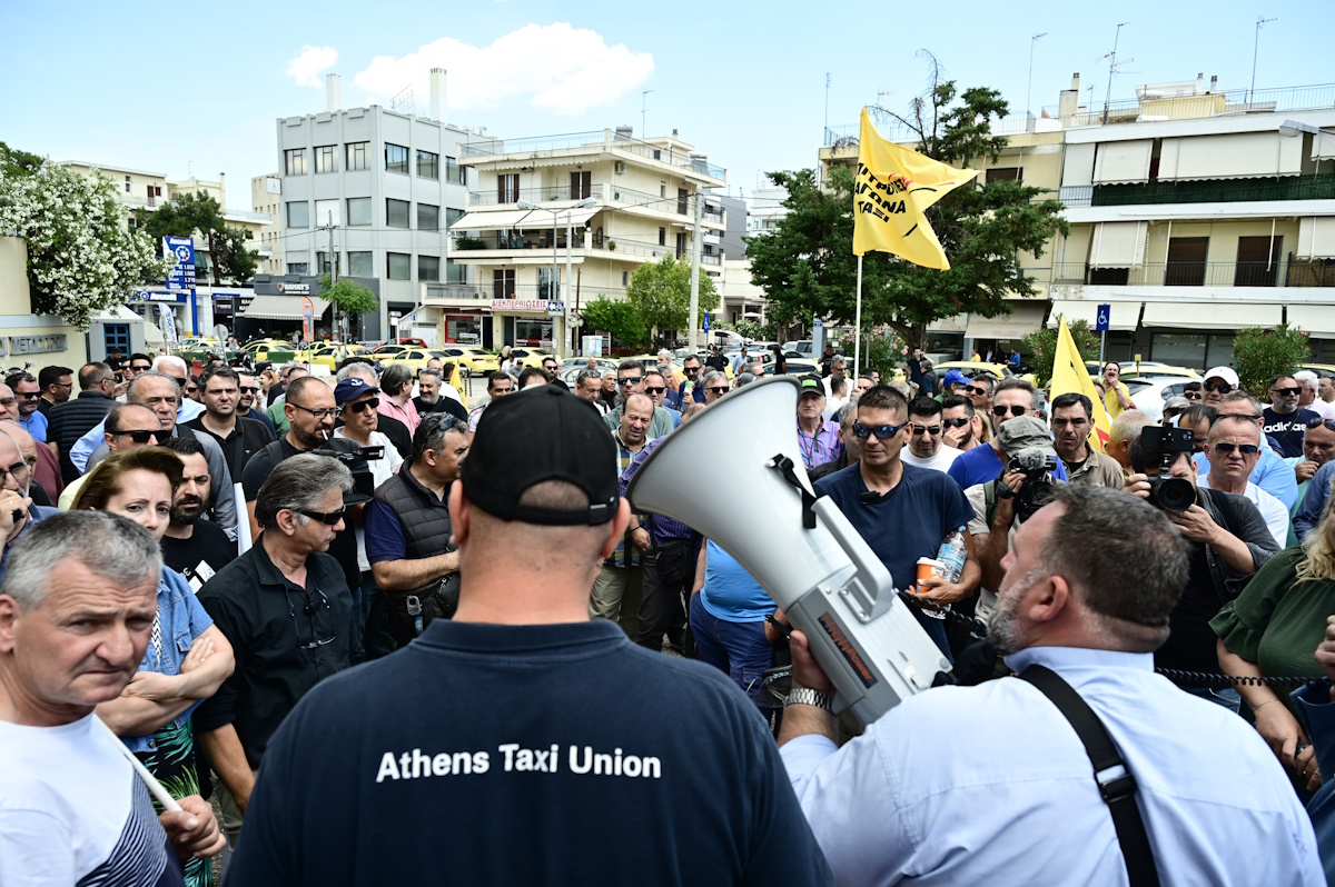 Απεργία ταξί: Συγκρούσεις έξω από το υπουργείο Μεταφορών – Άγριο κυνηγητό και χημικά 4 Απεργιακή συγκέντρωση και πορεία στο υπουργείο Μεταφορών από τους οδηγούς ταξί της Αττικής