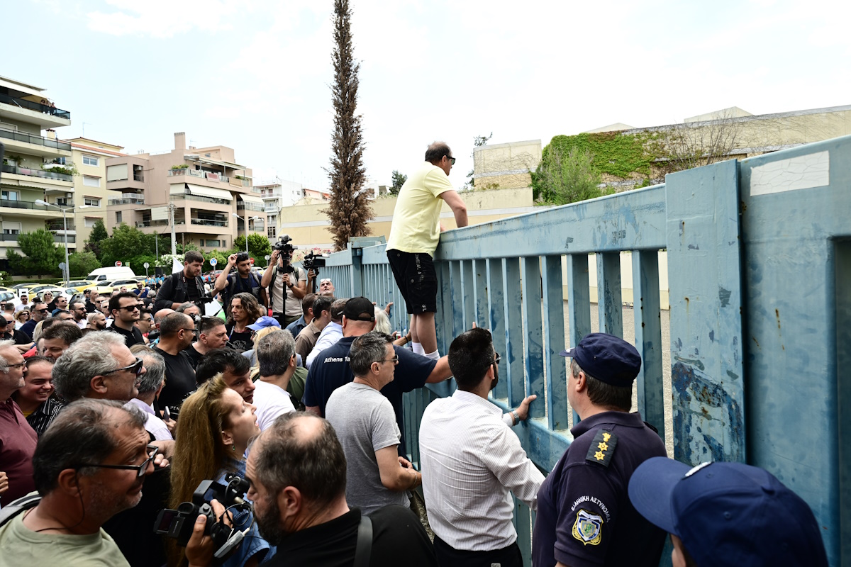 Απεργία ταξί: Συγκρούσεις έξω από το υπουργείο Μεταφορών – Άγριο κυνηγητό και χημικά 5 Απεργιακή συγκέντρωση και πορεία στο υπουργείο Μεταφορών από τους οδηγούς ταξί της Αττικής