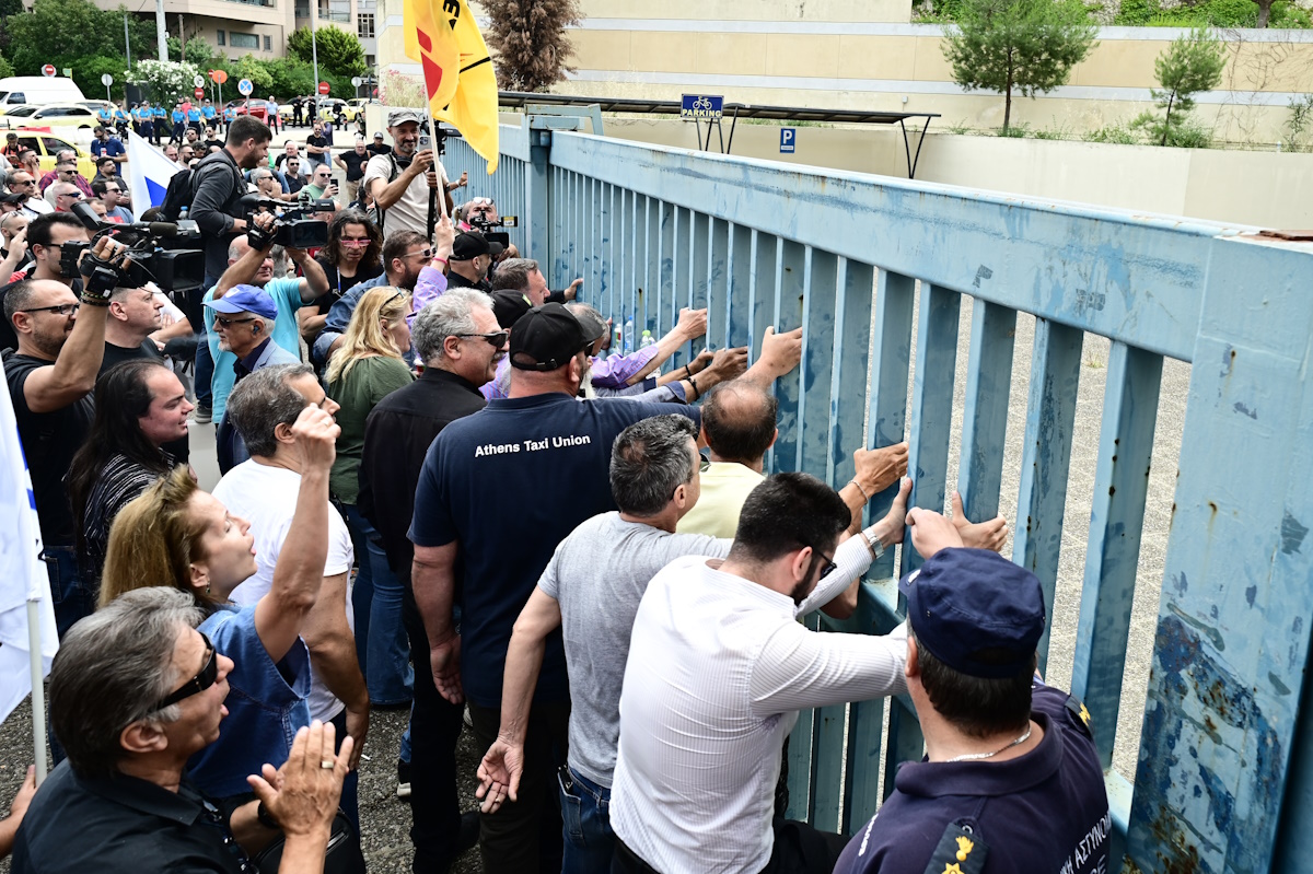Απεργία ταξί: Συγκρούσεις έξω από το υπουργείο Μεταφορών – Άγριο κυνηγητό και χημικά 6 Απεργιακή συγκέντρωση και πορεία στο υπουργείο Μεταφορών από τους οδηγούς ταξί της Αττικής