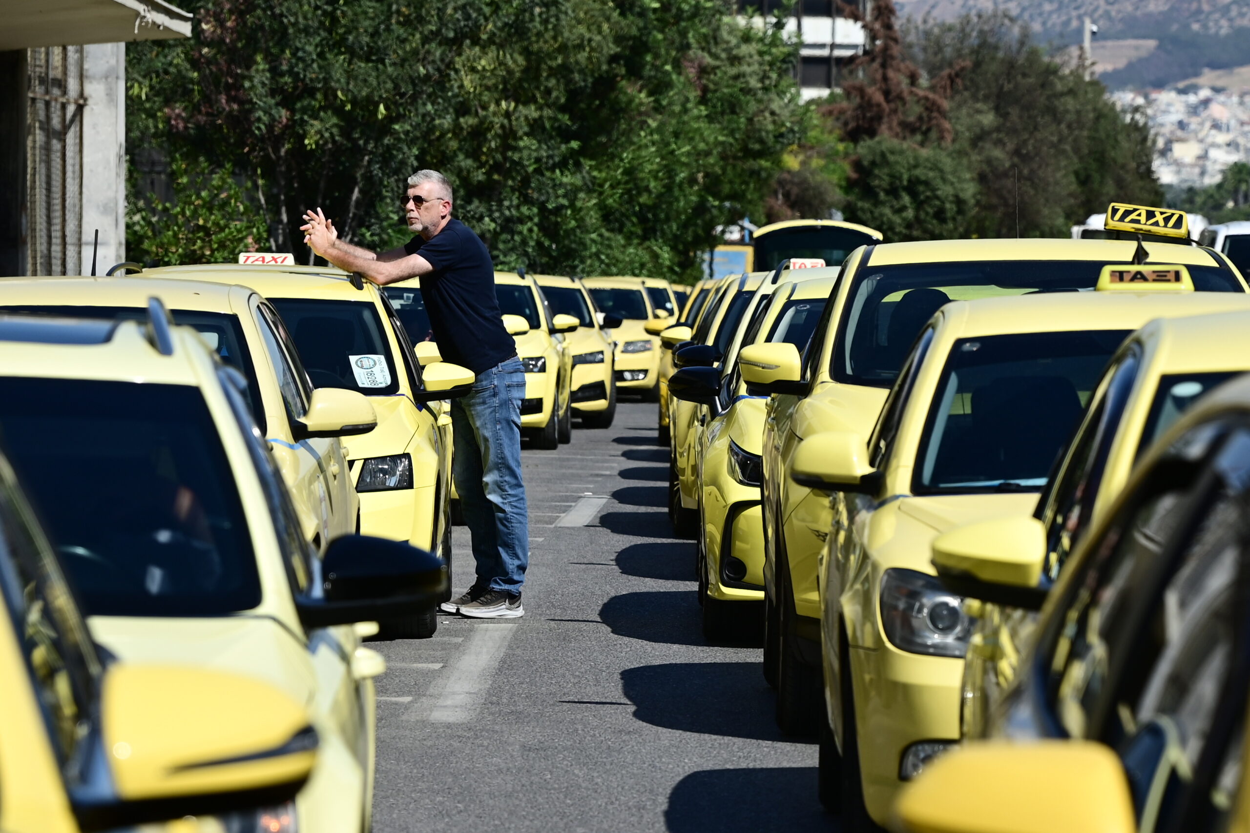 Απεργία ταξί: Κυκλοφοριακό χάος προκαλεί η διαμαρτυρία στην καρδιά της Αθήνας 6 Πορεία των ταξί στο κέντρο της Αθήνας
