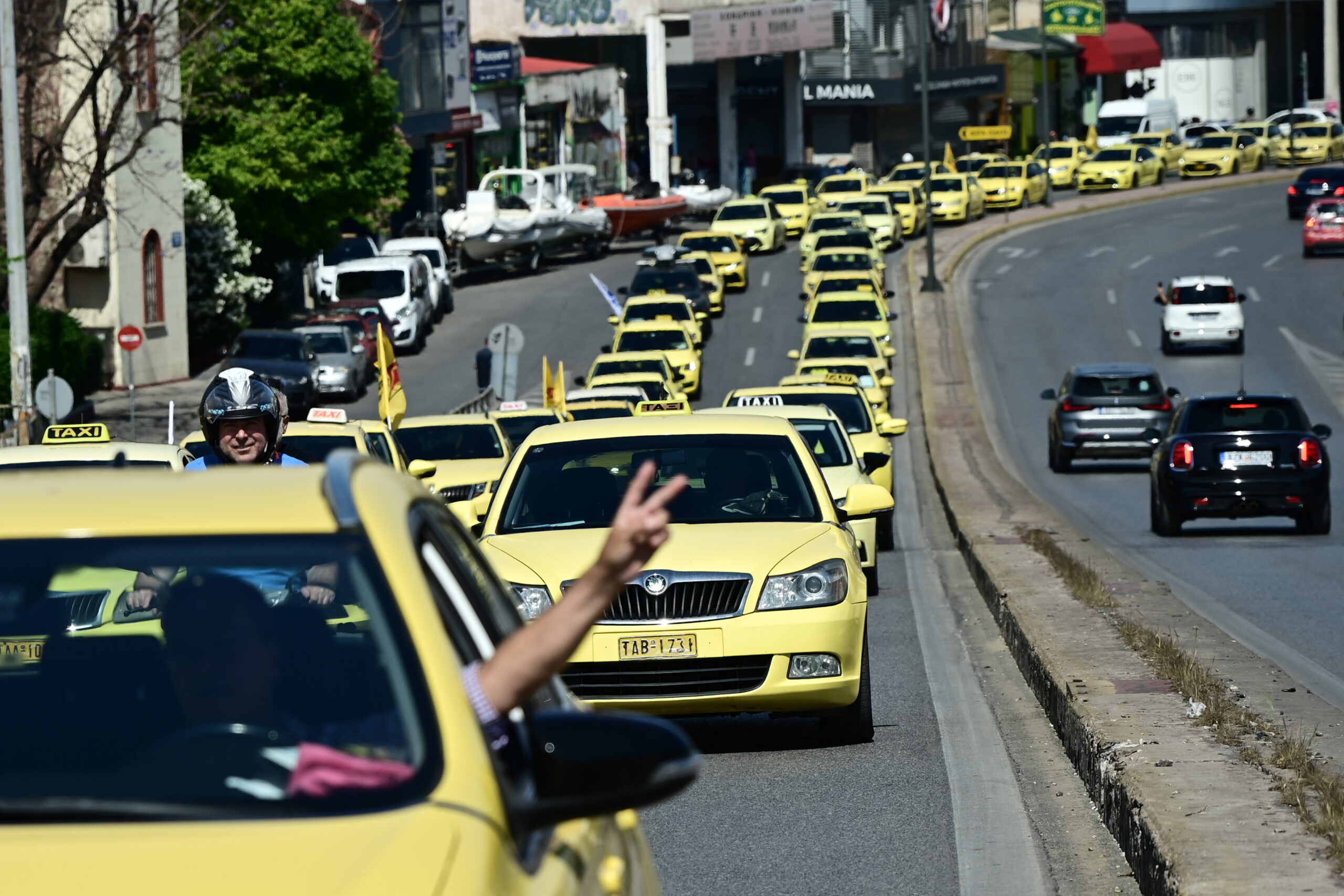 Απεργία ταξί: Κυκλοφοριακό χάος προκαλεί η διαμαρτυρία στην καρδιά της Αθήνας 5 Πορεία των ταξί στο κέντρο της Αθήνας