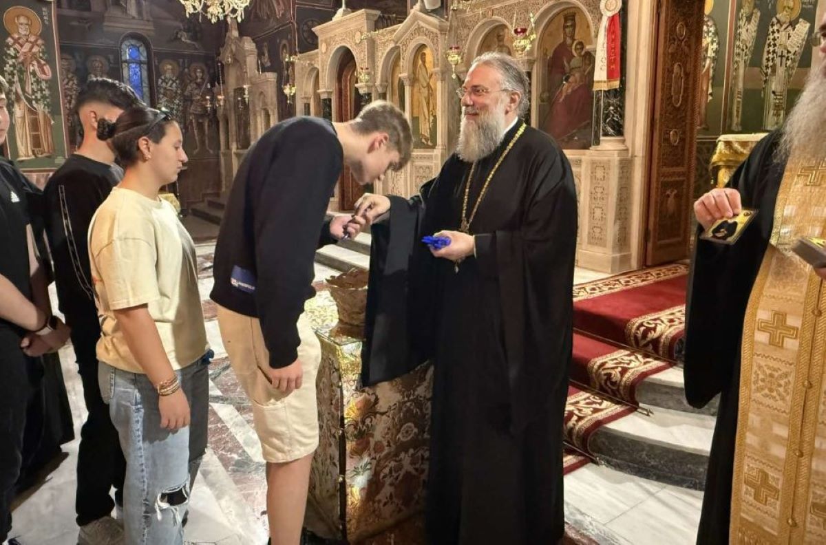 Τρίκαλα: Ο Μητροπολίτης χάρισε ευλογημένα στυλό σε εκατοντάδες μαθητές για τη μάχη των πανελληνίων 3 Ο Μητροπολίτης Τρίκκης Χρυσόστομος, τη στιγμή που μοιράζει τα στυλό