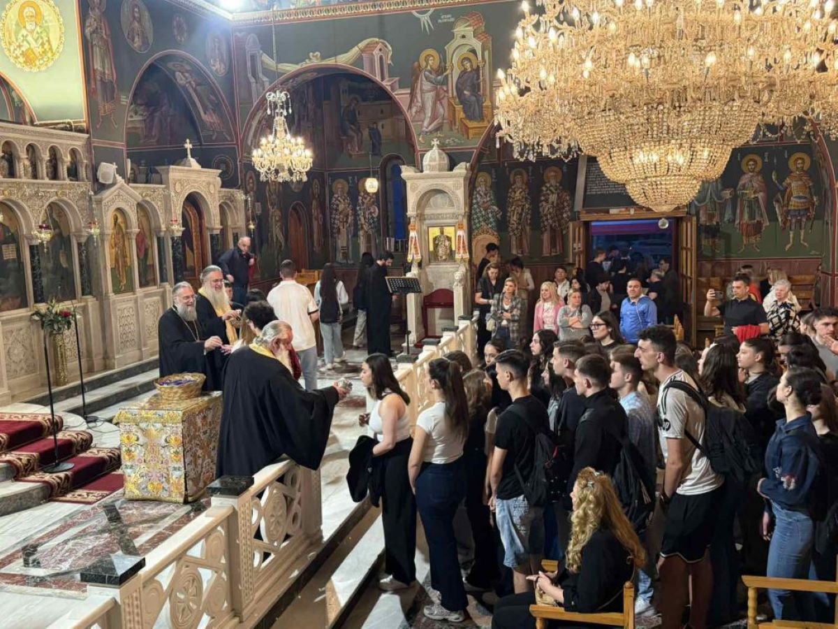 Τρίκαλα: Ο Μητροπολίτης χάρισε ευλογημένα στυλό σε εκατοντάδες μαθητές για τη μάχη των πανελληνίων 4 Δεκάδες μαθητές παρακολούθησαν τη λειτουργία στον Ιερό Μητροπολιτικό Ναό Αγίου Νικολάου Τρικάλων