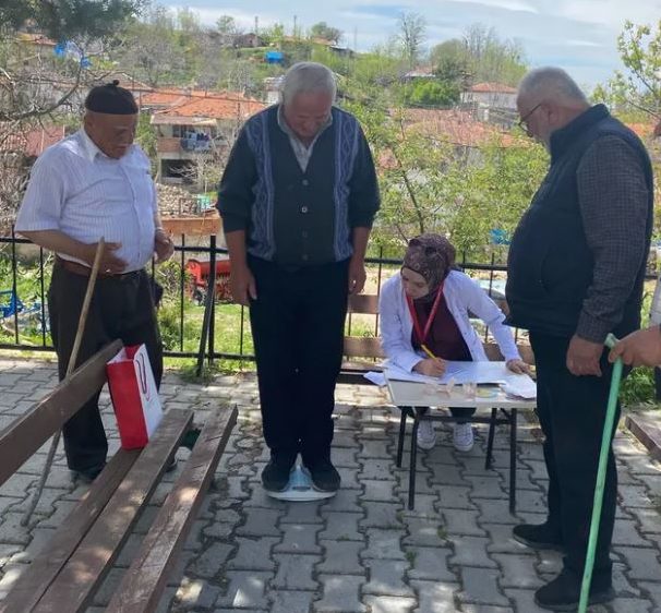 Τουρκία: Επιχείρηση με ζυγαριές και μεζούρες σε δρόμους και πλατείες για το κυνήγι υπέρβαρων – Σάλος αντιδράσεων 8 Τουρκία: Επιχείρηση με ζυγαριές και μεζούρες σε δρόμους και πλατείες για το κυνήγι υπέρβαρων – Σάλος αντιδράσεων