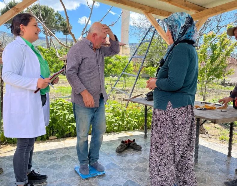 Τουρκία: Επιχείρηση με ζυγαριές και μεζούρες σε δρόμους και πλατείες για το κυνήγι υπέρβαρων – Σάλος αντιδράσεων 6 Τουρκία: Επιχείρηση με ζυγαριές και μεζούρες σε δρόμους και πλατείες για το κυνήγι υπέρβαρων – Σάλος αντιδράσεων