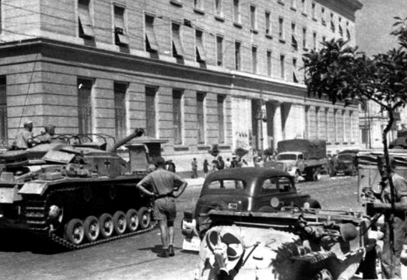 22 Ιουλίου 1943: Η μεγαλειώδης αντικατοχική διαδήλωση στο κέντρο της Αθήνας – 400 χιλιάδες άνθρωποι στο δρόμο 12 22 Ιουλίου 1943: Η μεγαλειώδης αντικατοχική διαδήλωση στο κέντρο της Αθήνας – 400 χιλιάδες άνθρωποι στο δρόμο