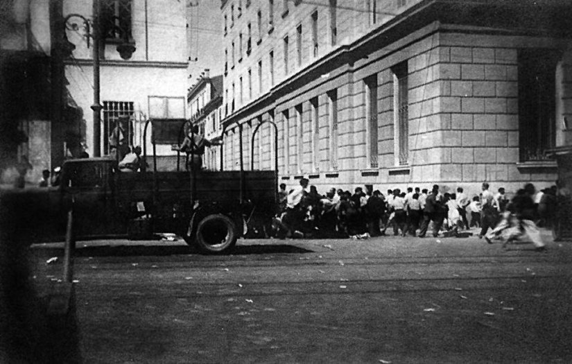 22 Ιουλίου 1943: Η μεγαλειώδης αντικατοχική διαδήλωση στο κέντρο της Αθήνας – 400 χιλιάδες άνθρωποι στο δρόμο 17 22 Ιουλίου 1943: Η μεγαλειώδης αντικατοχική διαδήλωση στο κέντρο της Αθήνας – 400 χιλιάδες άνθρωποι στο δρόμο