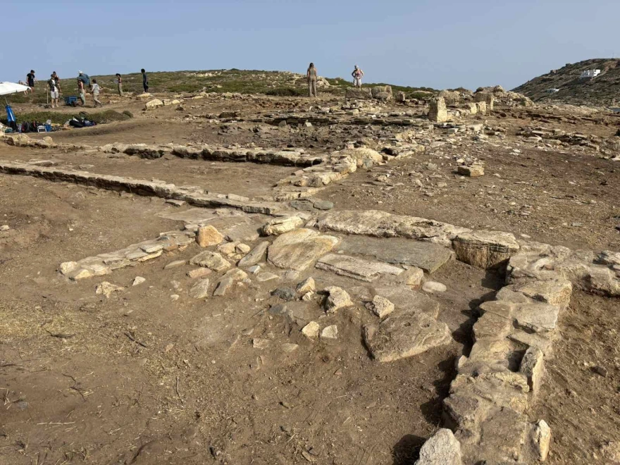 Νέα ευρήματα στο Ιερό του Απόλλωνα στη Μάντρα και στο Τσιμηντήρι – Δείτε φωτογραφίες