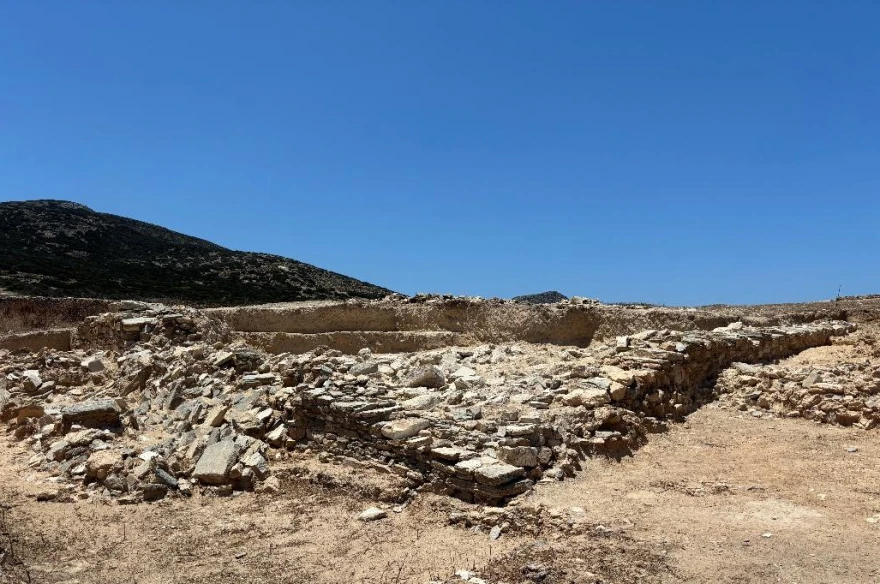 Νέα ευρήματα στο Ιερό του Απόλλωνα στη Μάντρα και στο Τσιμηντήρι – Δείτε φωτογραφίες