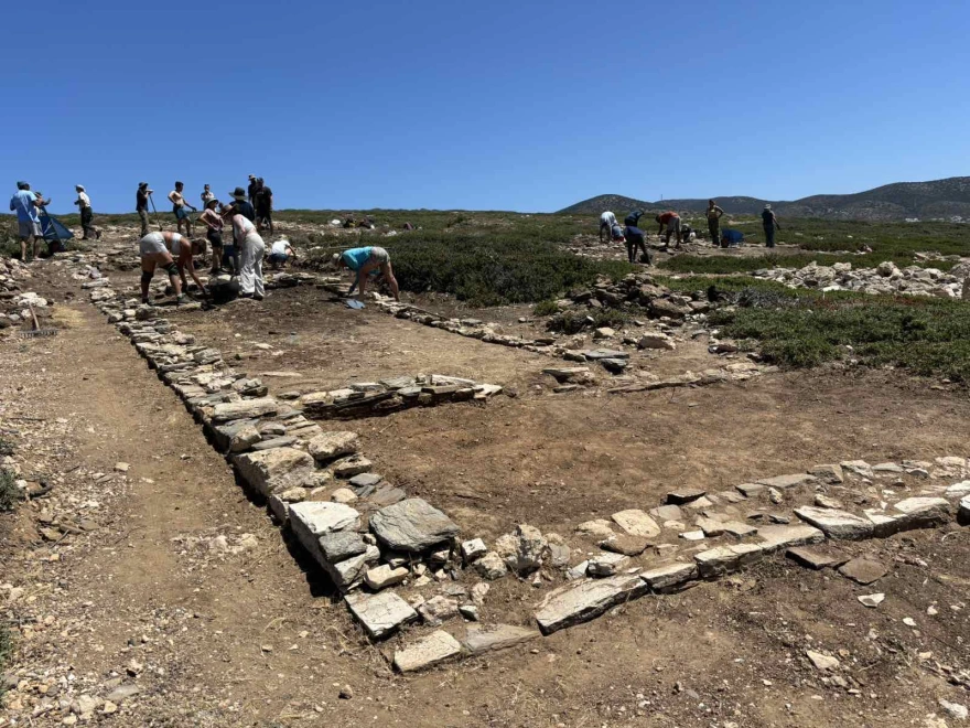 Νέα ευρήματα στο Ιερό του Απόλλωνα στη Μάντρα και στο Τσιμηντήρι – Δείτε φωτογραφίες