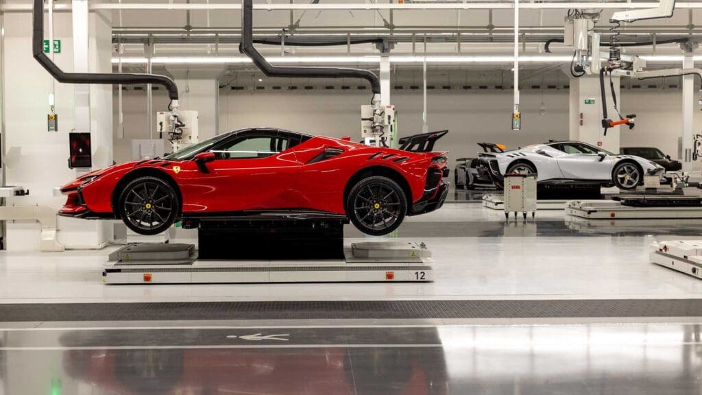 «Μηδενική ζήτηση»: Η Ferrari αναβάλλει το δεύτερο EV της 7 Η πόλις εάλω: Το Μαρανέλο εγκαινιάζει πτέρυγα ηλεκτρικών Ferrari