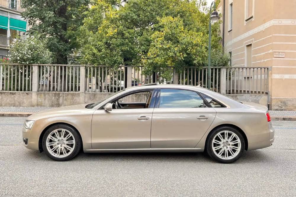 Audi A8 πωλείται αφού στέγνωσε οικονομικά τον κάτοχο
