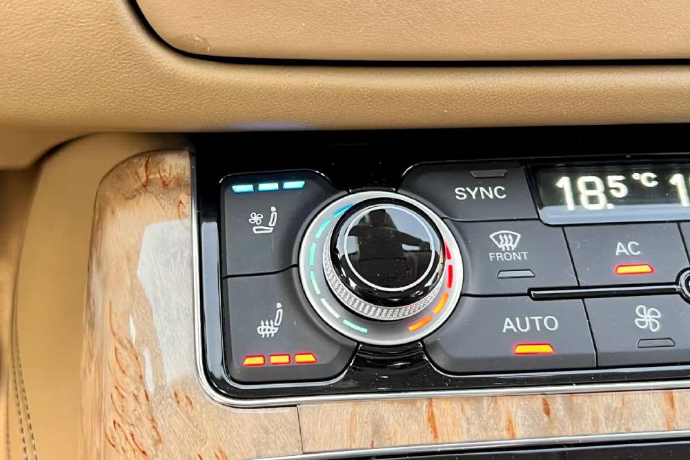 Audi A8 πωλείται αφού στέγνωσε οικονομικά τον κάτοχο