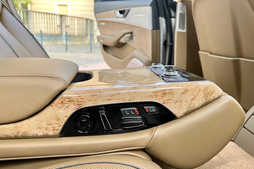 Audi A8 πωλείται αφού στέγνωσε οικονομικά τον κάτοχο