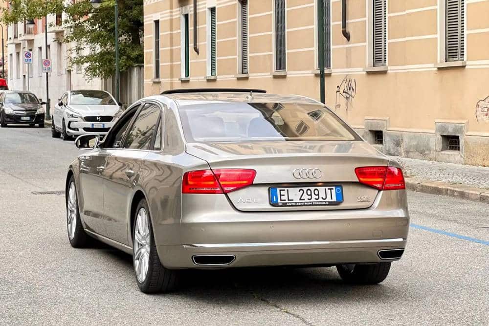 Audi A8 πωλείται αφού στέγνωσε οικονομικά τον κάτοχο