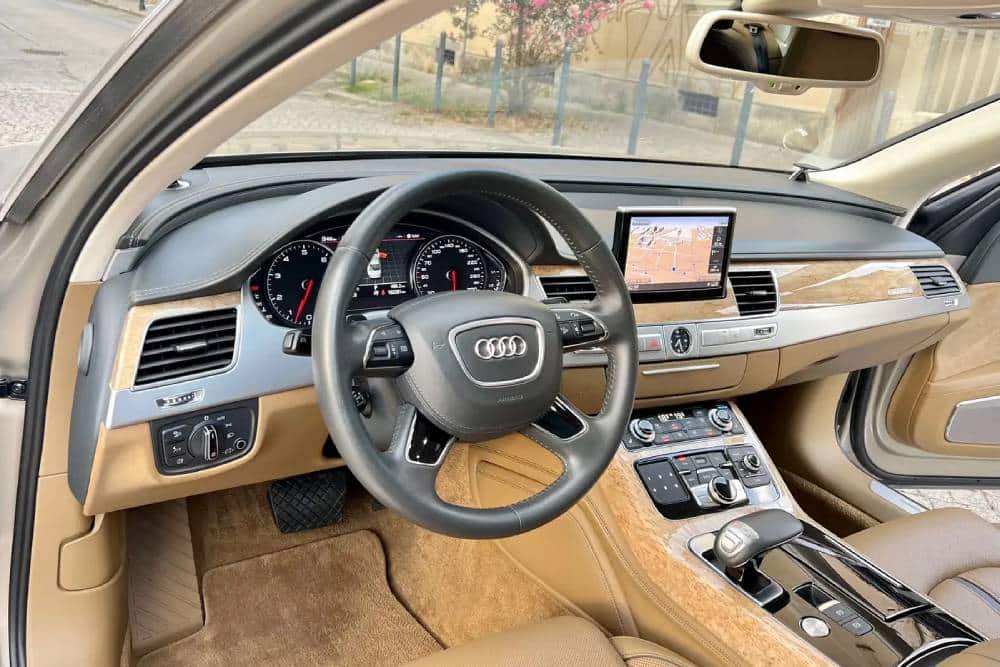 Audi A8 πωλείται αφού στέγνωσε οικονομικά τον κάτοχο