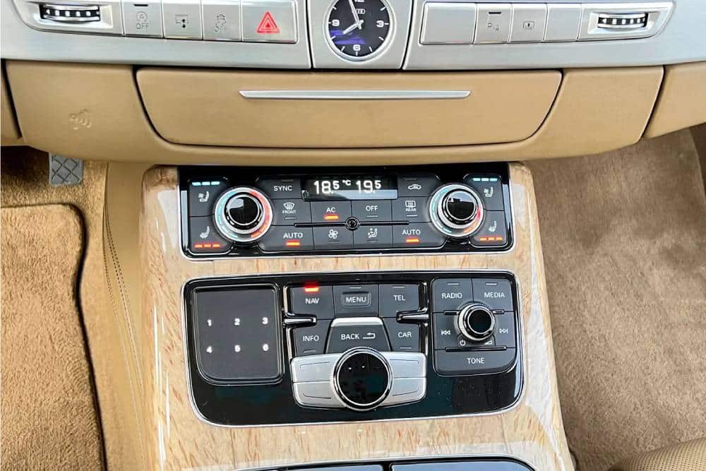 Audi A8 πωλείται αφού στέγνωσε οικονομικά τον κάτοχο