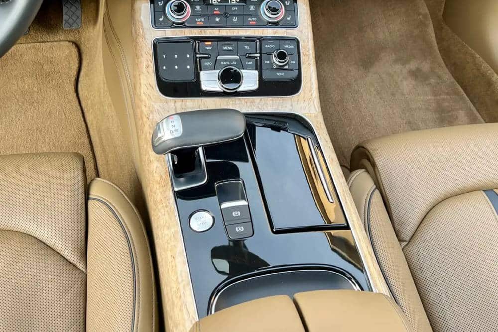 Audi A8 πωλείται αφού στέγνωσε οικονομικά τον κάτοχο