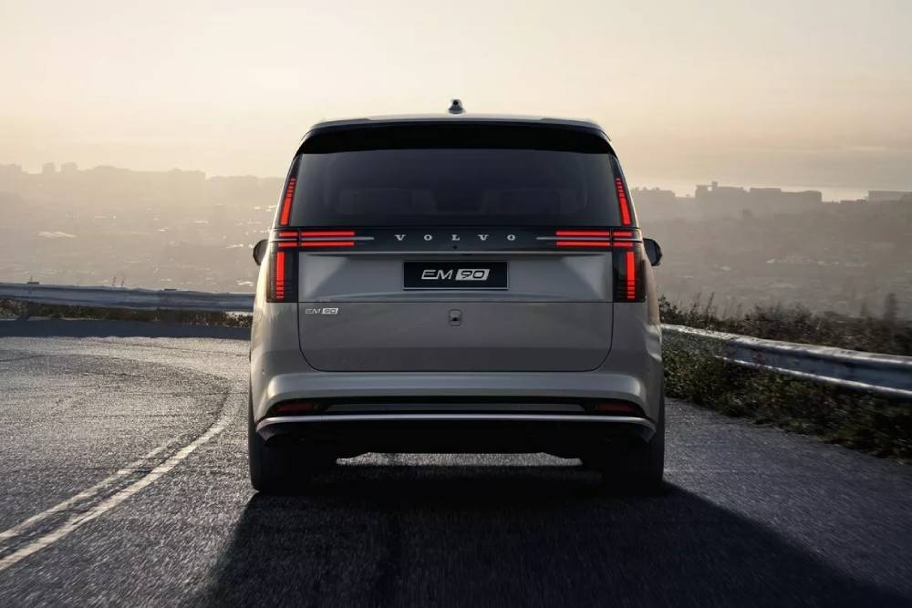 Νέο Volvo EM90: Το εντυπωσιακό διαμάντι των VIP μετακινήσεων