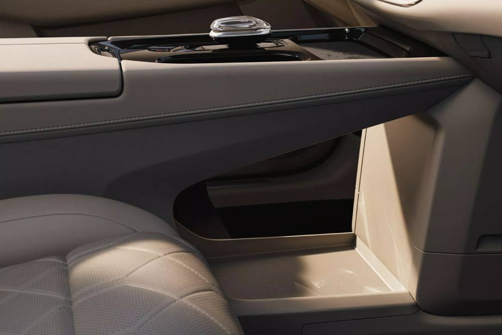 Νέο Volvo EM90: Το εντυπωσιακό διαμάντι των VIP μετακινήσεων