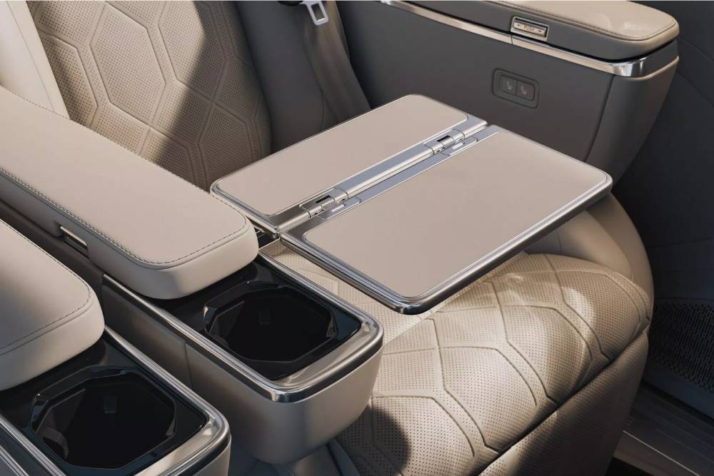 Νέο Volvo EM90: Το εντυπωσιακό διαμάντι των VIP μετακινήσεων